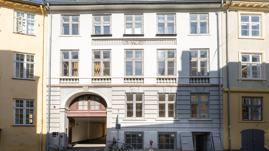 Vinduesparti og facade  til Snaregade 12, parterre, 1205 København K | Billede til print