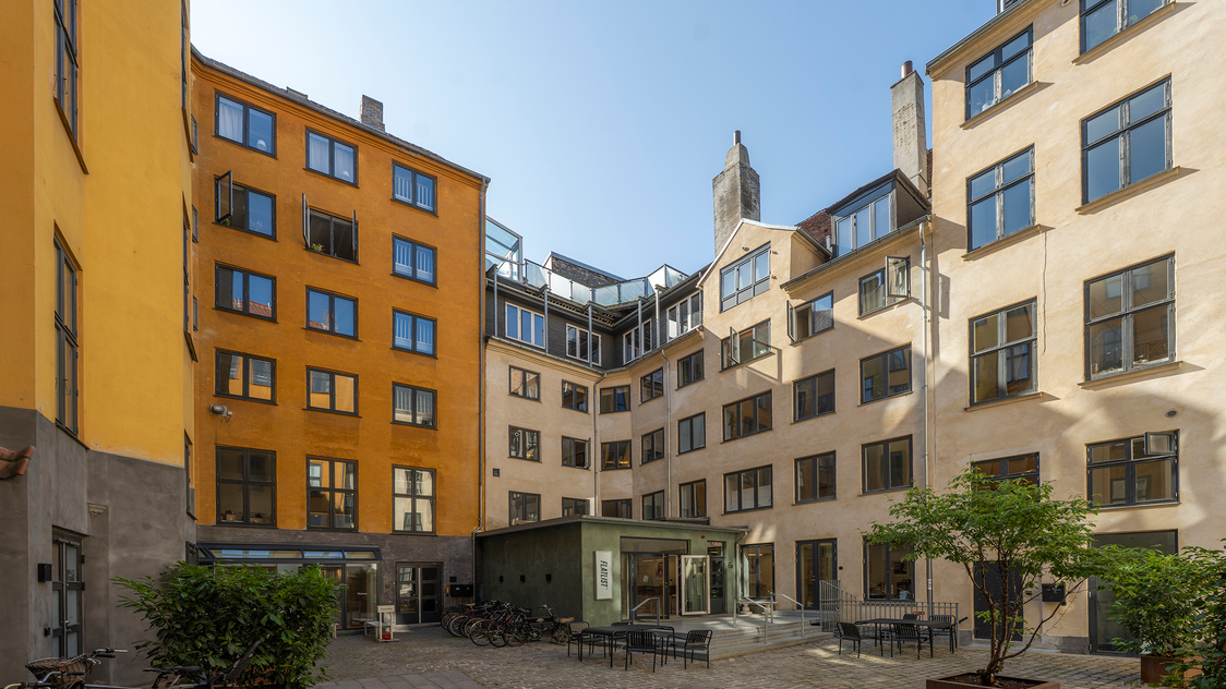 Gårdmiljø med butik tilhørende lejemålet Kronprinsensgade 6B, 1. sal, 1114 København K | Billede til print